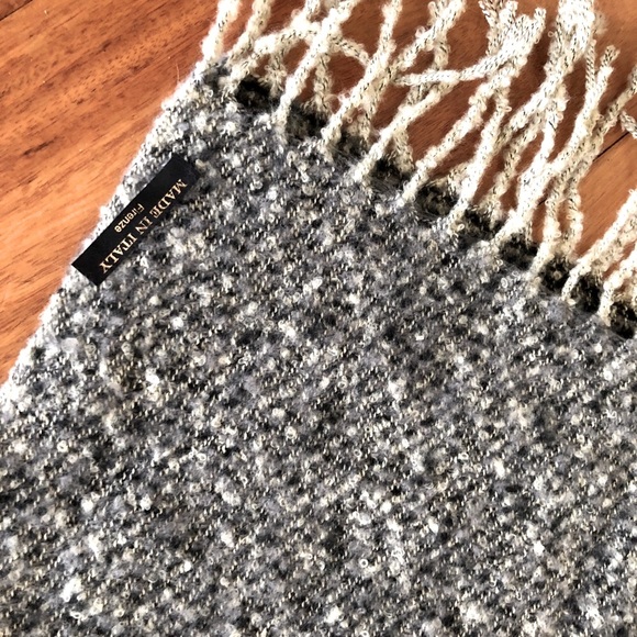 Italian Wrap-Around 100% Wool Knit Scarf made in Italy. - Picture 2 of 9